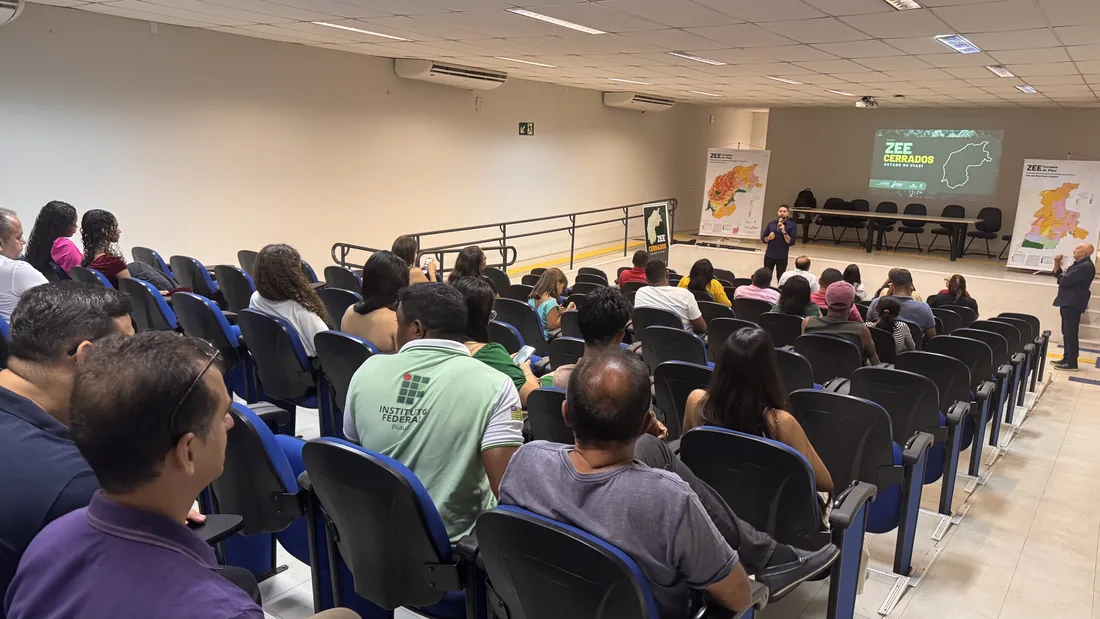 Auditório lotado durante a apresentação do ZEE Cerrados, com banners do projeto ao fundo.